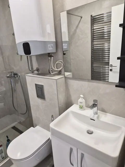 Lavabo, ogledalo i sušač peškira