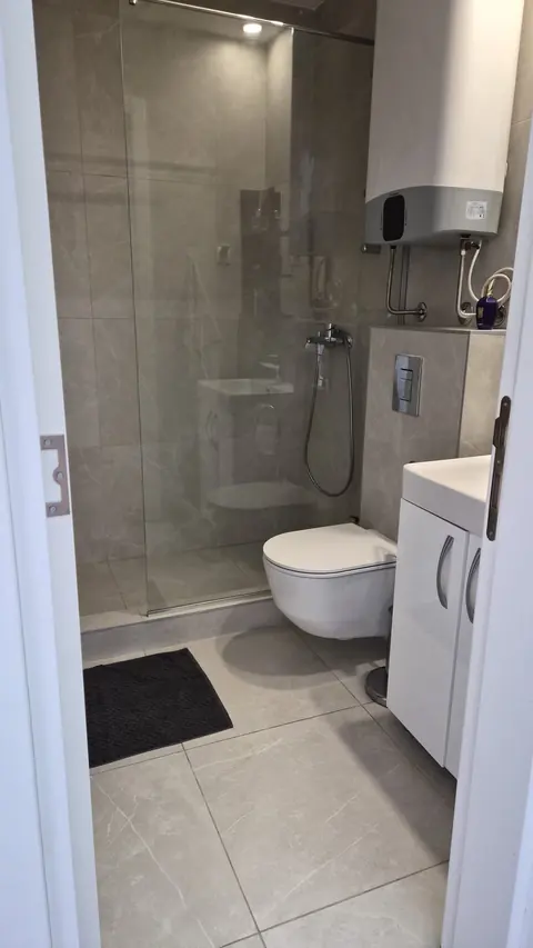 Tuš kabina i WC šolja