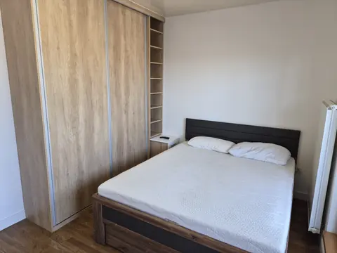 Glavna spavaća soba sa bračnim krevetom i plakarom