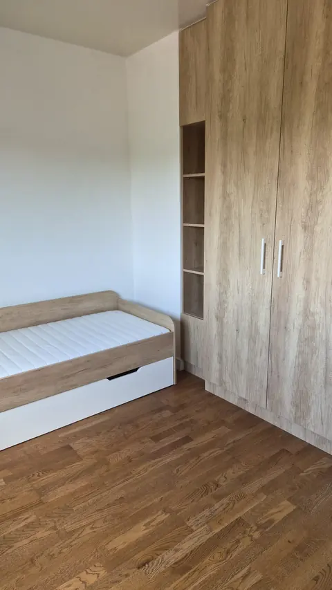 Druga spavaća soba, krevet i ugradni plakar