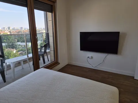Spavaća soba sa TV-om i izlazom na terasu