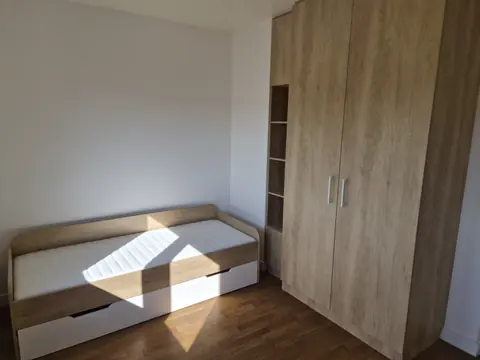Krevet i plakar u drugoj spavaćoj sobi