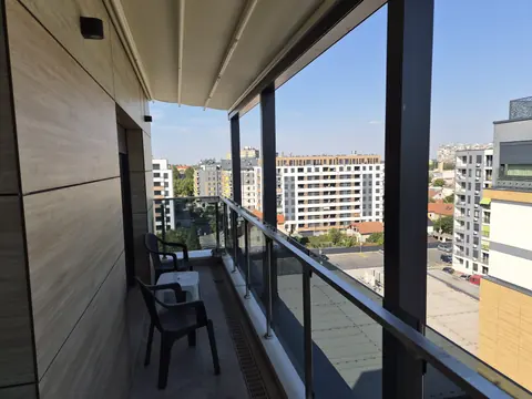 Terasa sa pergolom i staklenom ogradom